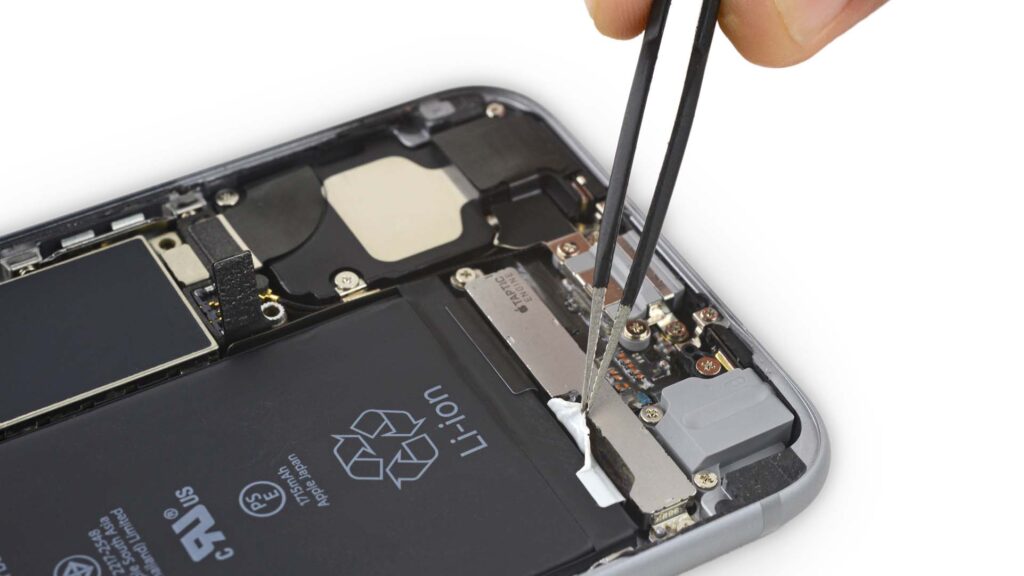Quy trình thay thế pin iPhone hiện nay yêu cầu sử dụng nhíp để kéo dải keo dán